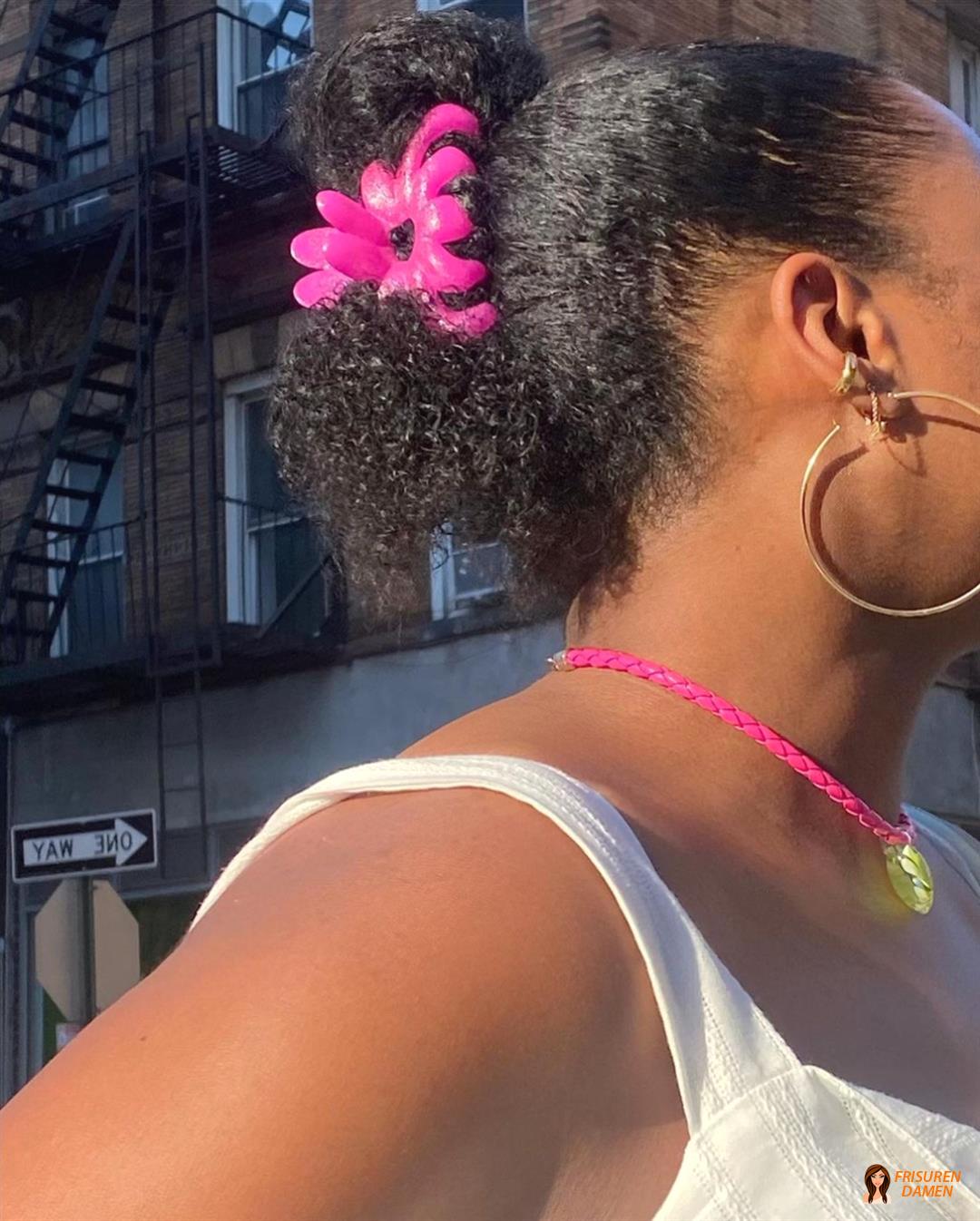 Locken mit Haarspange gestylt