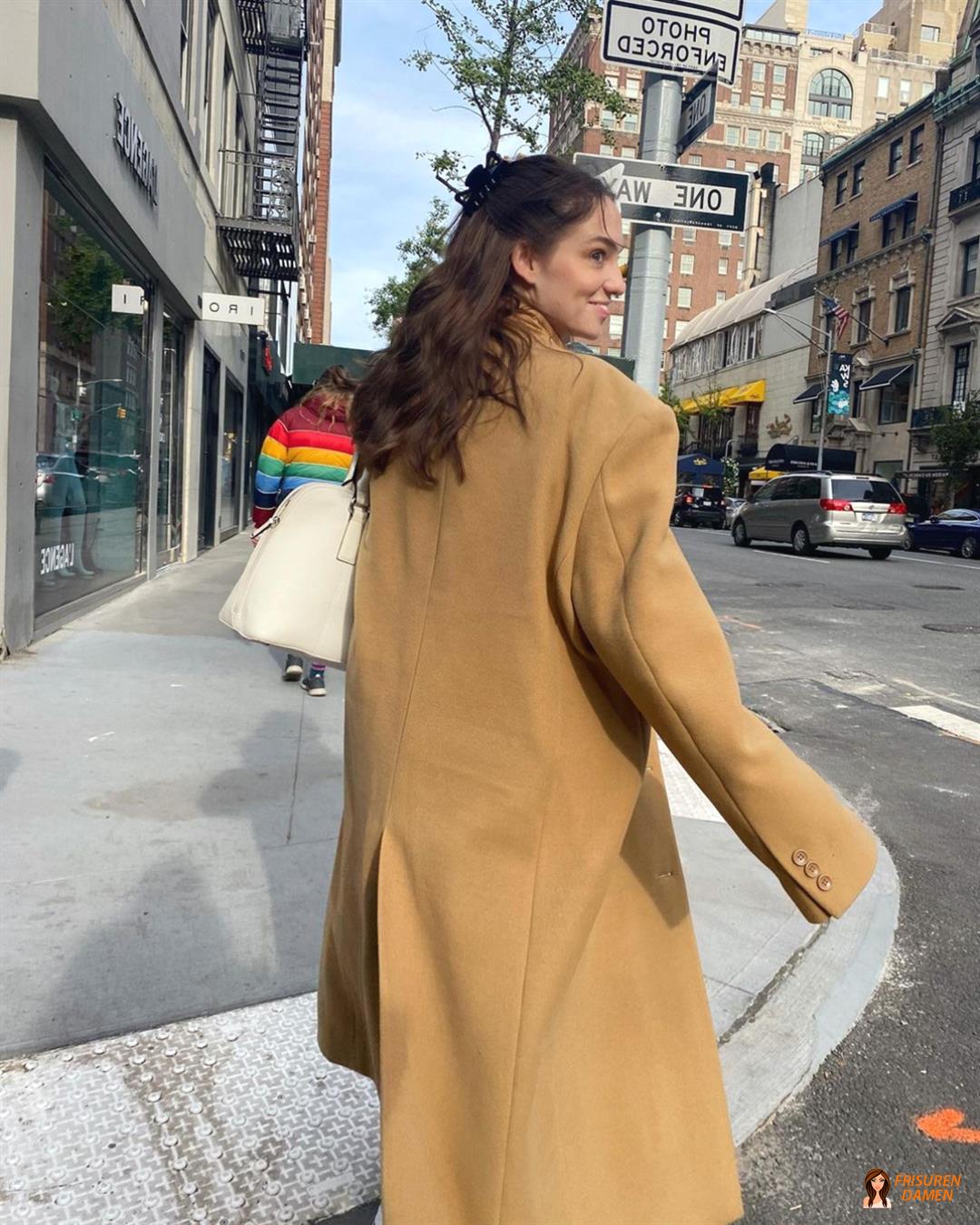 Haarspange mit welligem Haar