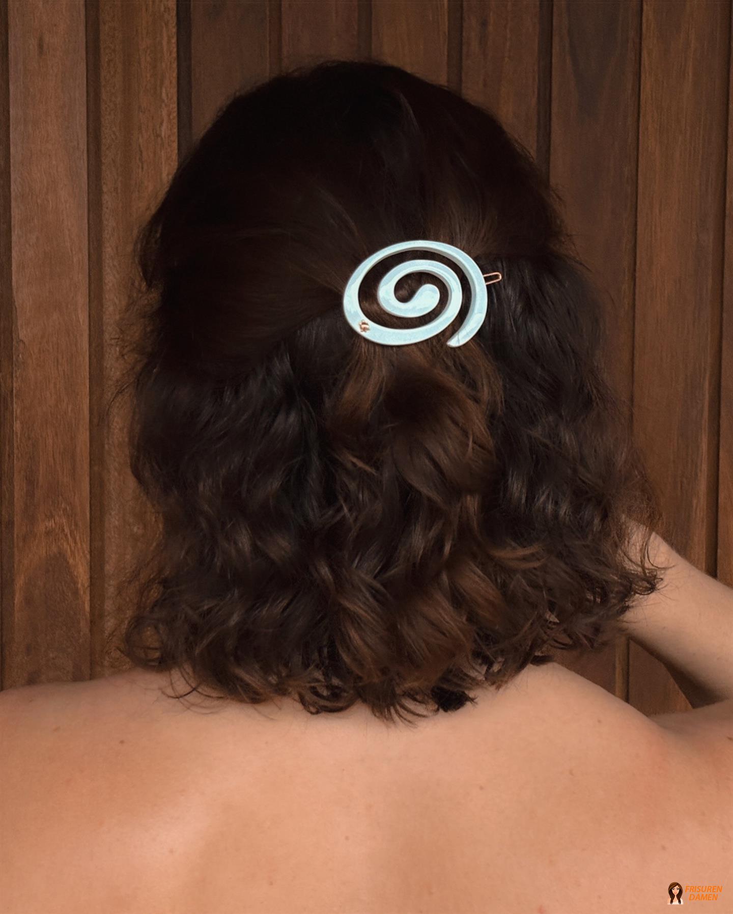 Bobfrisur mit Haarspange für Frauen