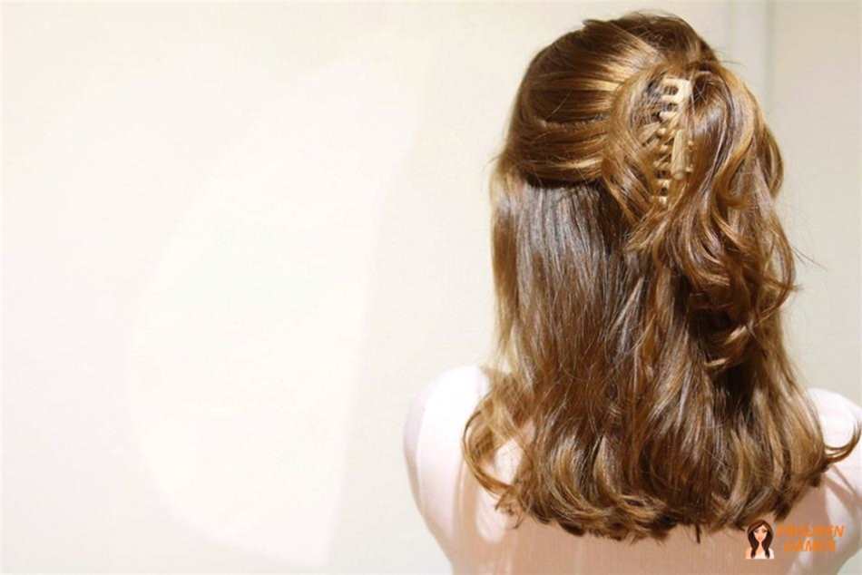 Halb hochgesteckte Frisur bei kratzigem Haar – modern für Damen