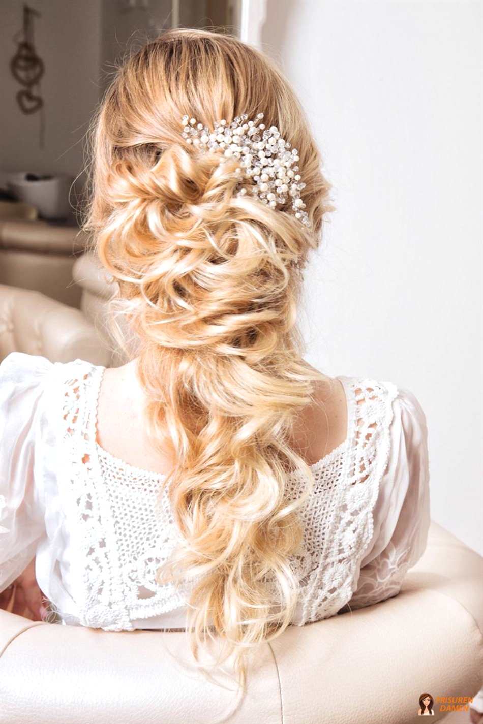 Halb hochgesteckter Twist mit Locken für Brautjungfern