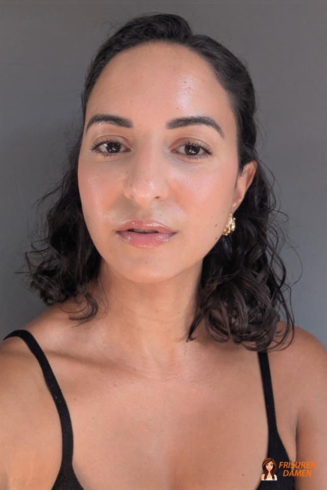 Lockiger Bob richtig stylen – moderne Tipps für Frauen 2026