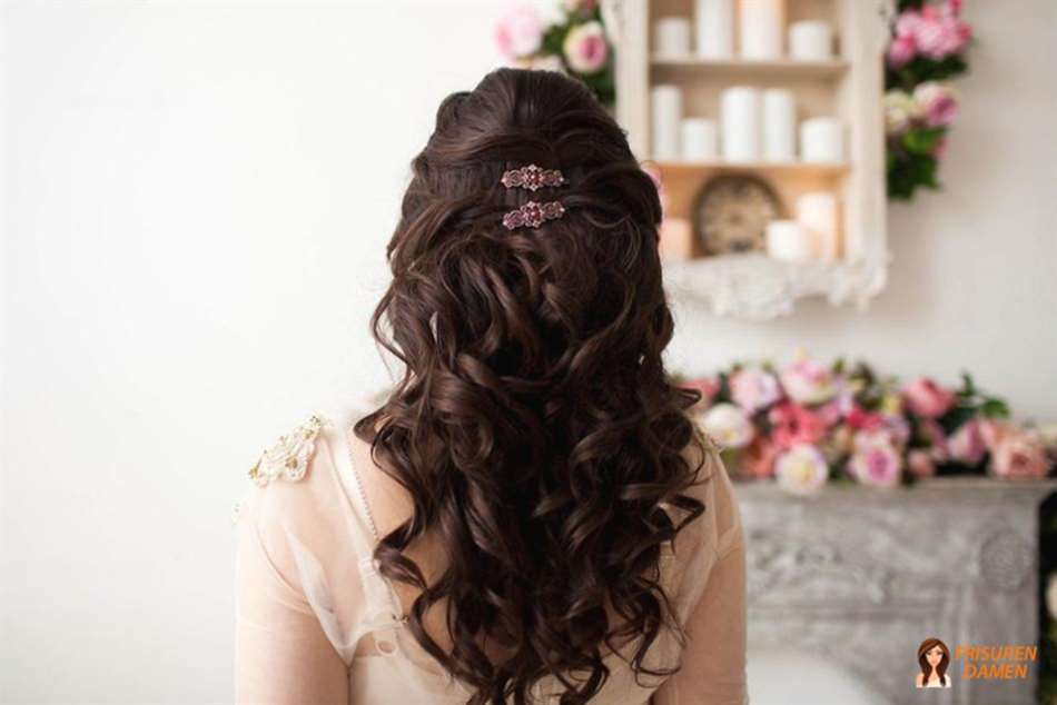 Halbhochgesteckte wellige Brautfrisur