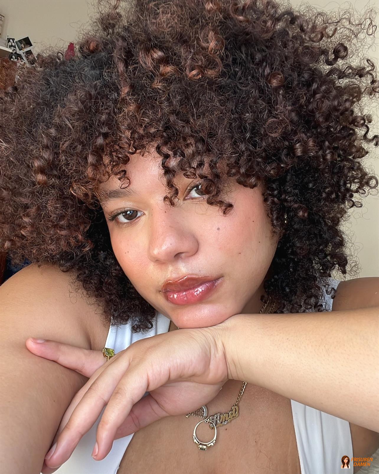 Halo-Schnitt als lockiger Kurzhaartrend für Frauen