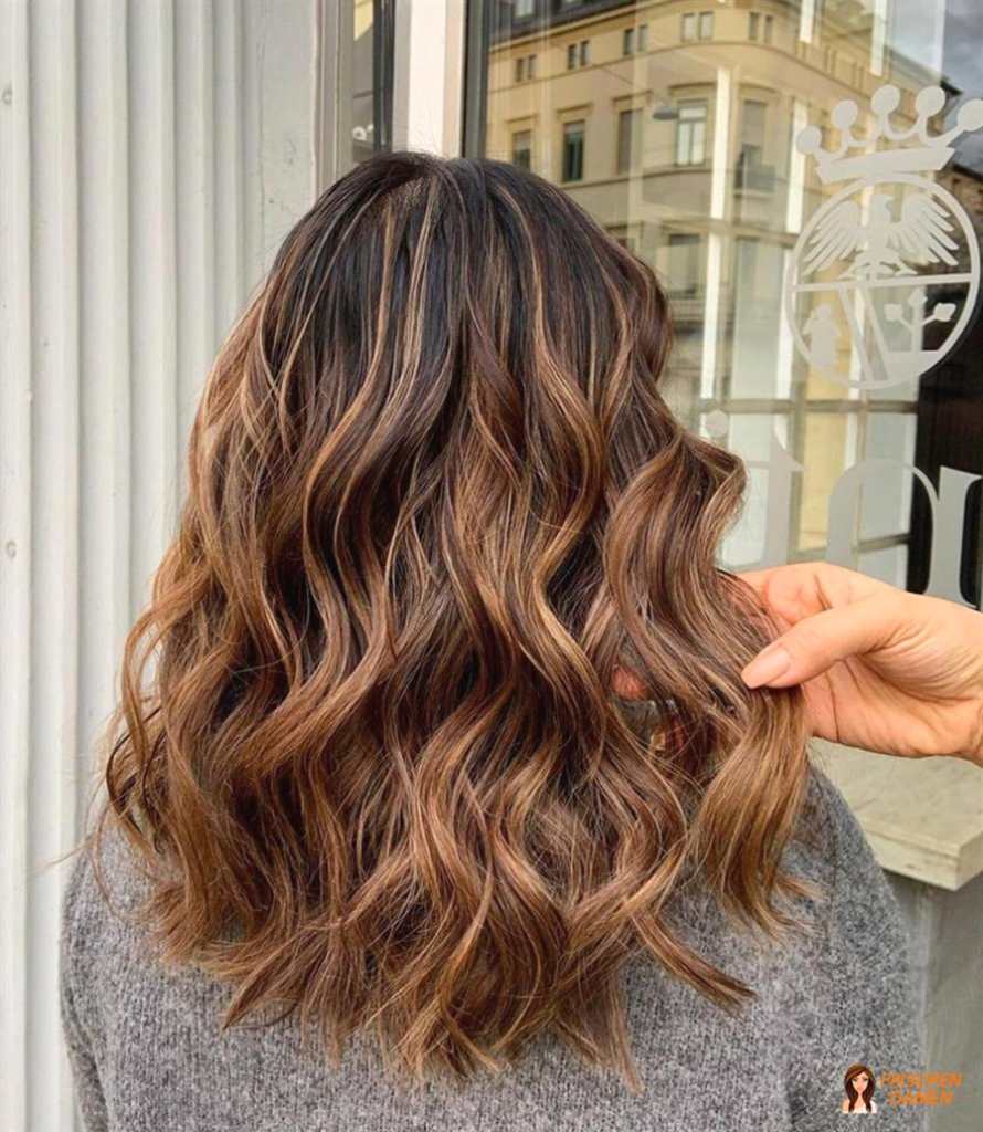 Herbstliche Highlights in braunem Haar – warm & weich