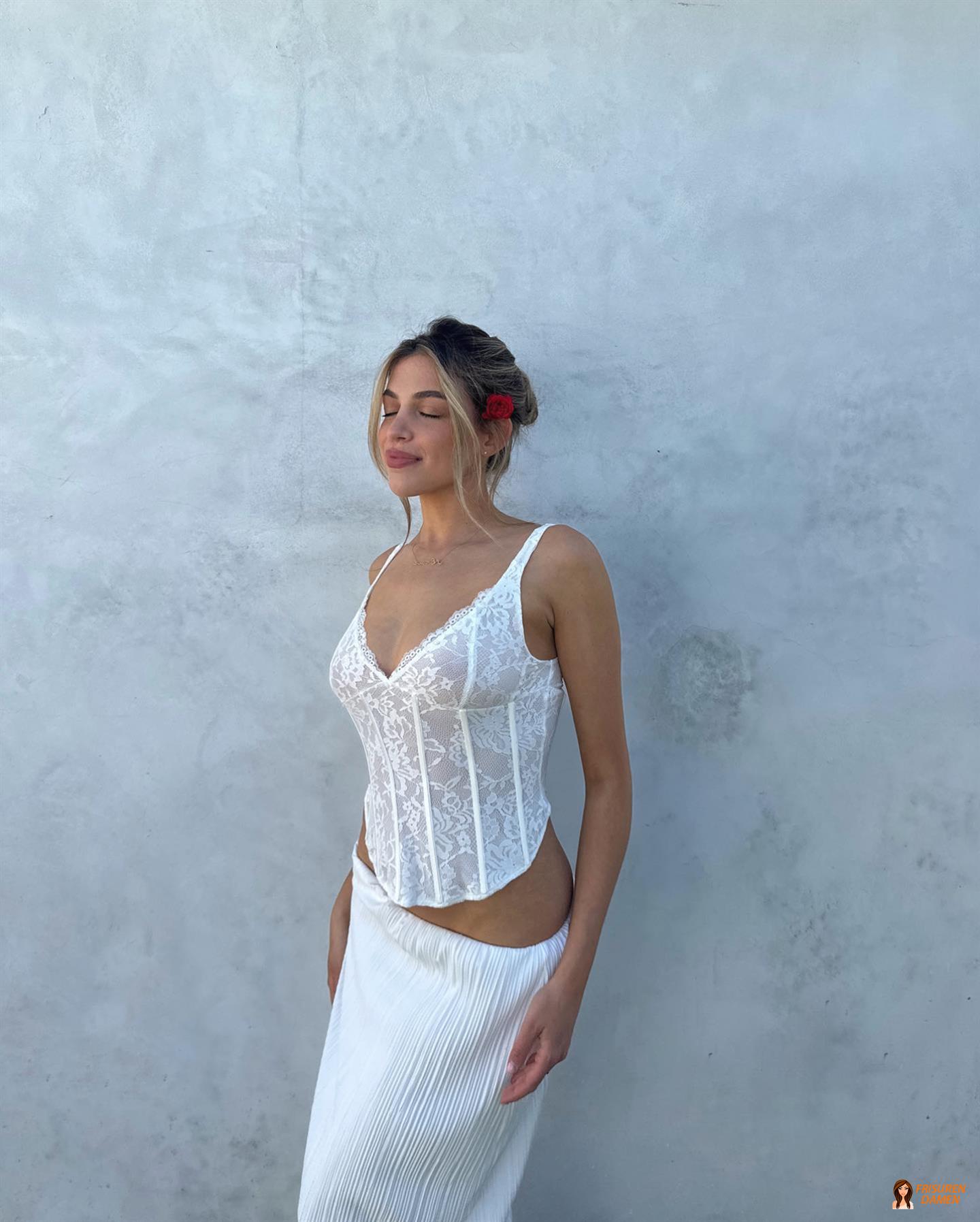 Hochsteckfrisur mit Blumenmuster