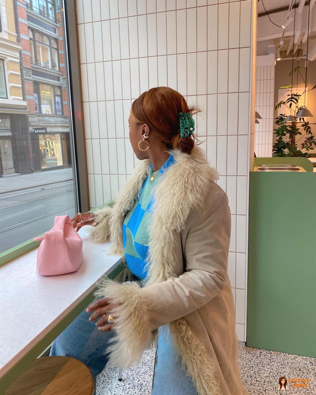 Hochsteckfrisur mit Seitenscheitel und Haarspange