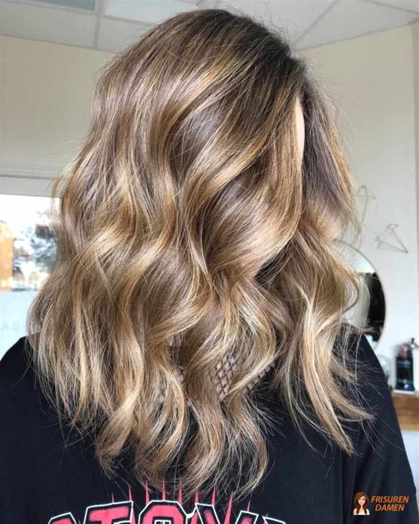 Ideen für dunkelblonde Haare mit natürlichen Nuancen