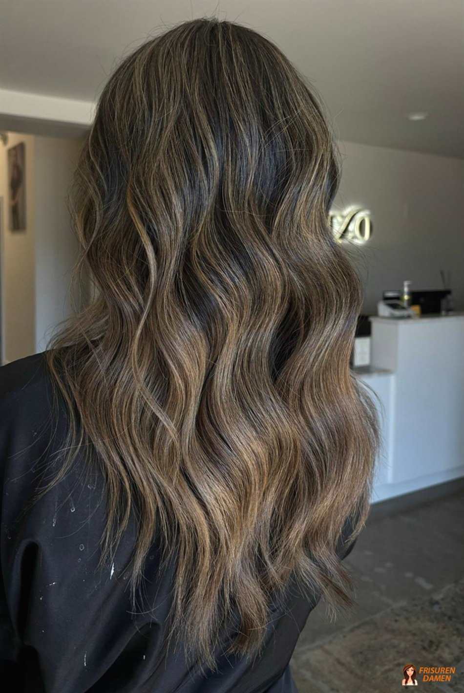 Ist es einfach, Balayage und Strähnchen in schwarzes Haar zu färben?