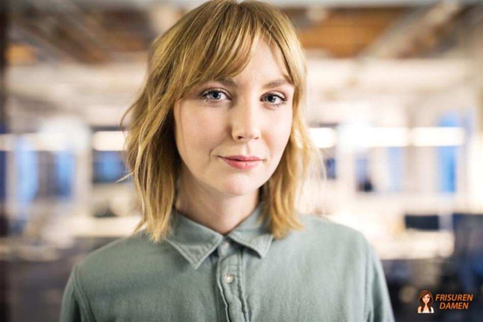 Karamellblonder Lob mit fransigen Spitzen