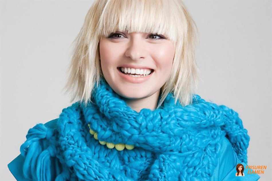 Kinnlanger blonder Bob mit Mittelscheitel