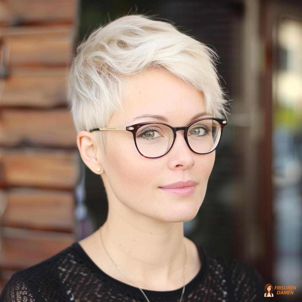 Klassisch-moderner Kurzschnitt für Frauen ab 60 mit Brille, ausgewogen und stilvoll