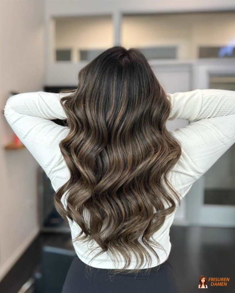 Klassische braune Haare mit blonden Strähnen elegant gestylt