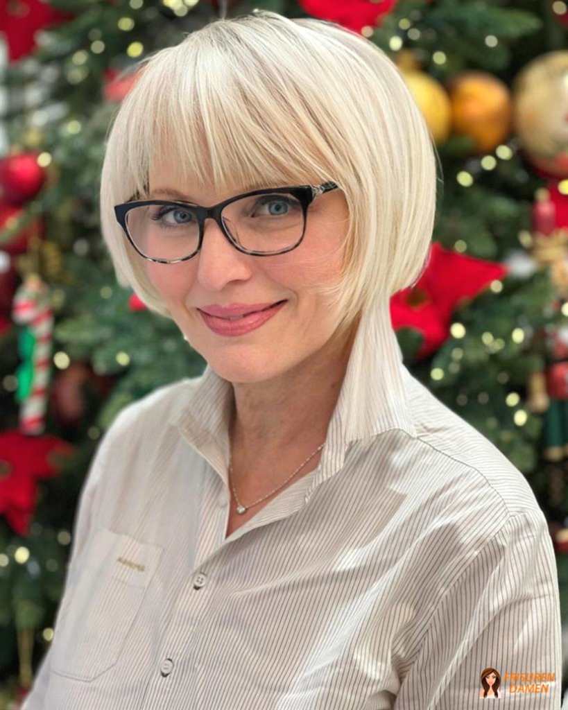 Klassischer blonder Bob mit dezenten Stufen und zeitlos-eleganter Form für Frauen ab 50