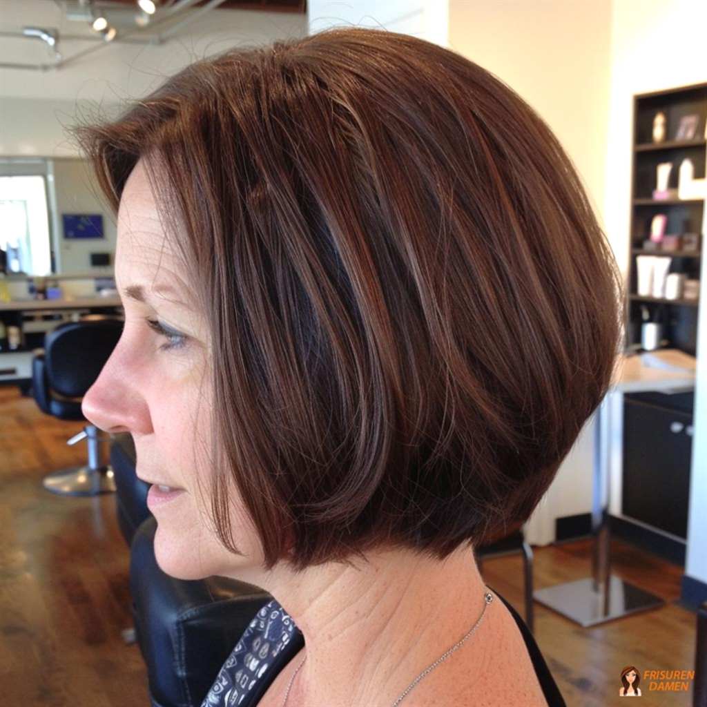 Klassischer Bob für Frauen ab 50 mit feinem Haar, sanfte Wellen und schmeichelnder Fülle-Effekt