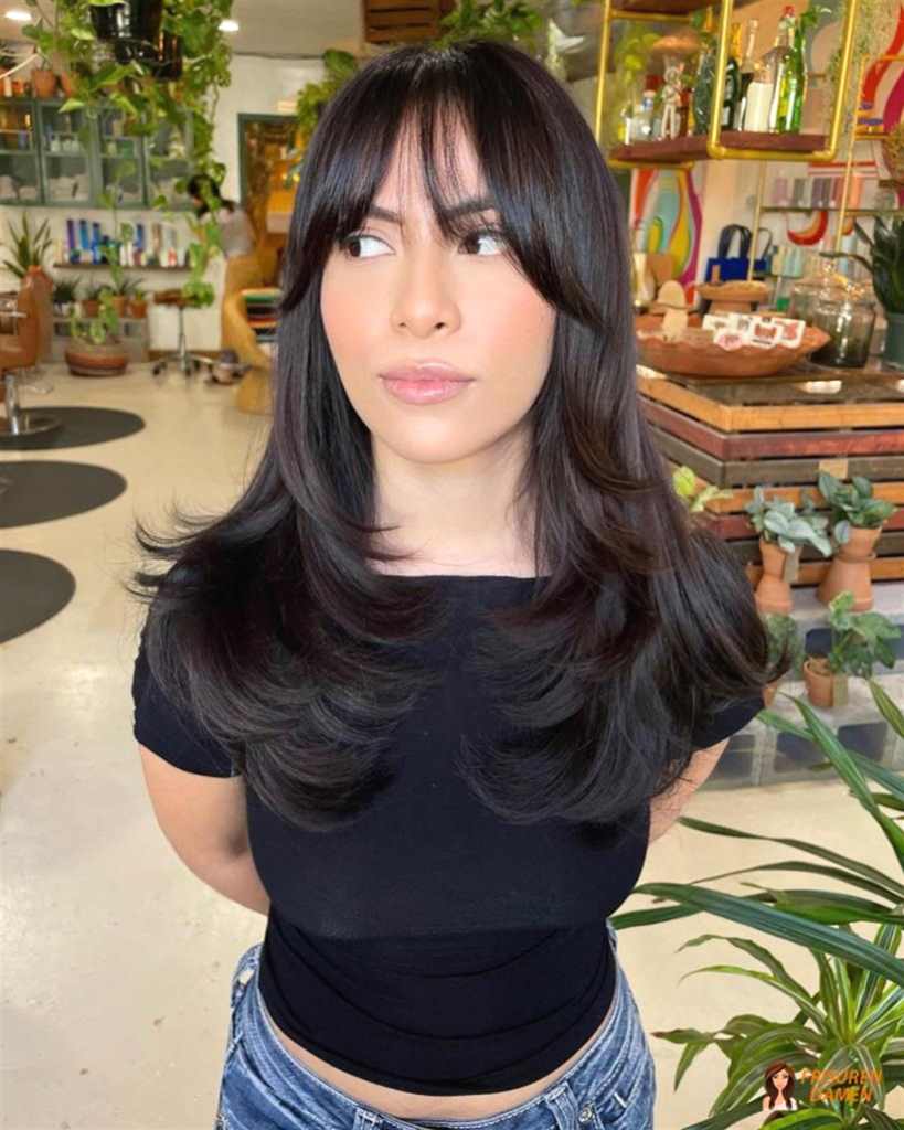 Eleganter Haarschnitt für Frauen mit Curtain Bangs und modernem, klassischem Chic