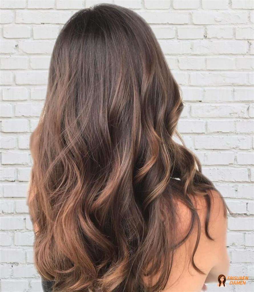 Klassisches Braun mit Karamell-Reflexen als Balayage für Frauen, warm, glänzend und sehr natürlich