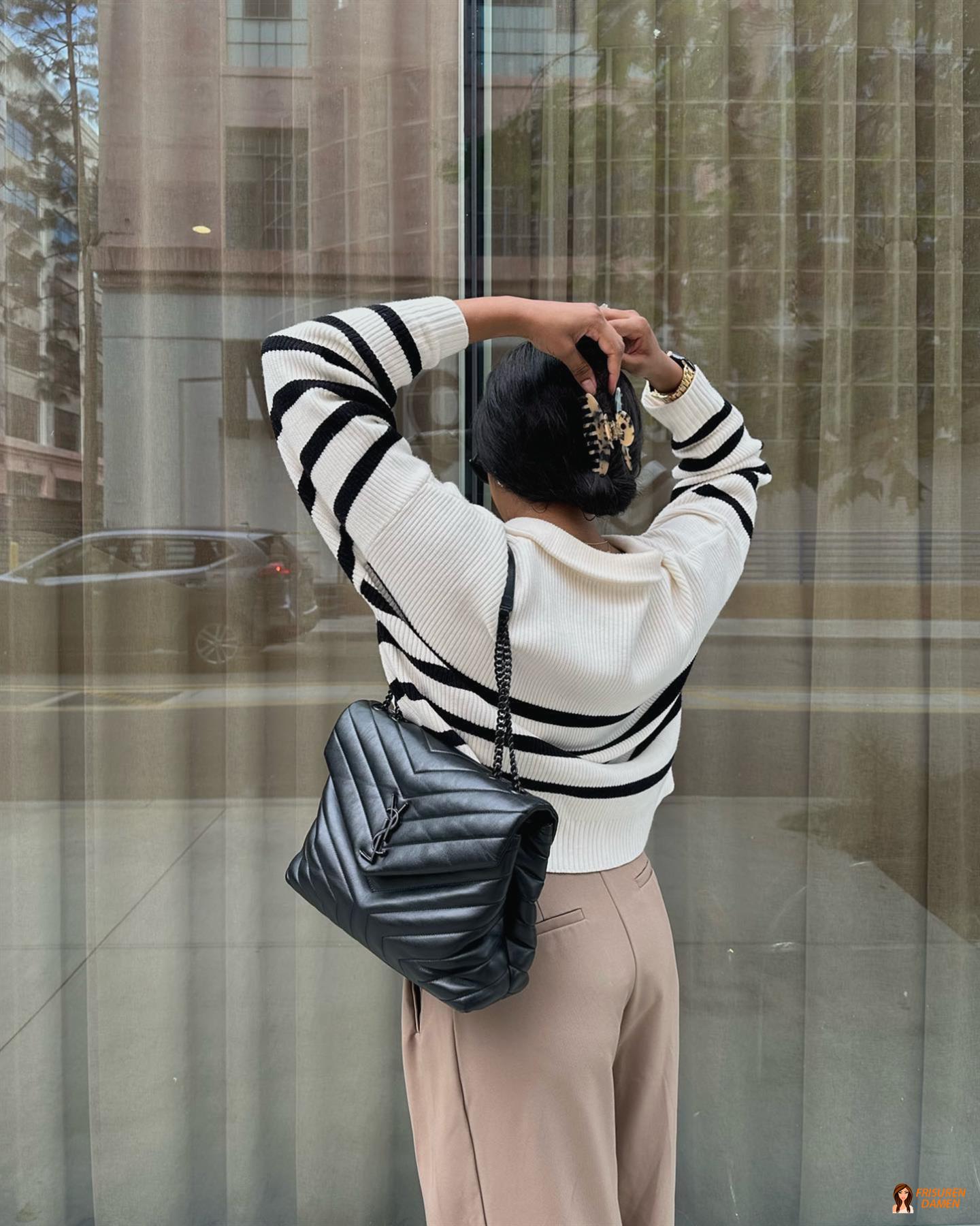 Kontrastierende Haarspange im Haar