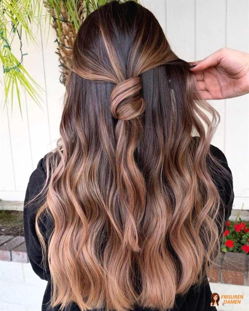 Flechtfrisur mit Blondkontrast – Highlights sichtbar gemacht