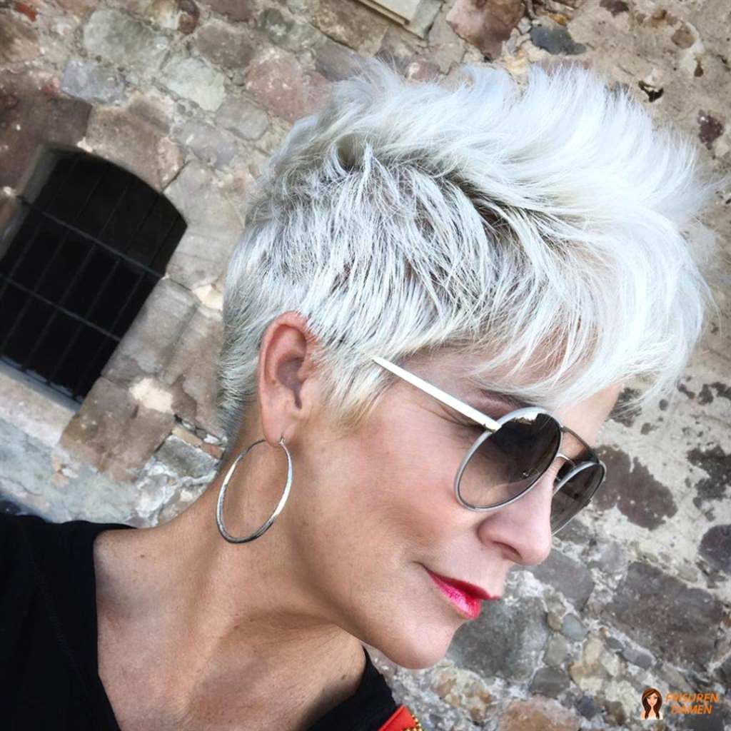 Platinfarbener Pixie-Schnitt mit klarer Linienführung