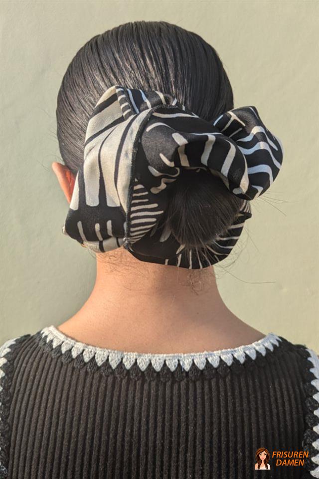 Kurz und glatt nach hinten gekämmt