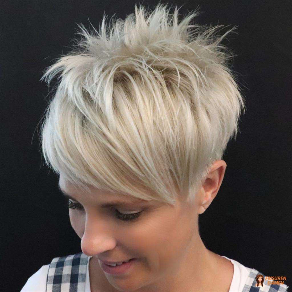 Sehr kurzer Platin-Haarschnitt mit frechem Stil