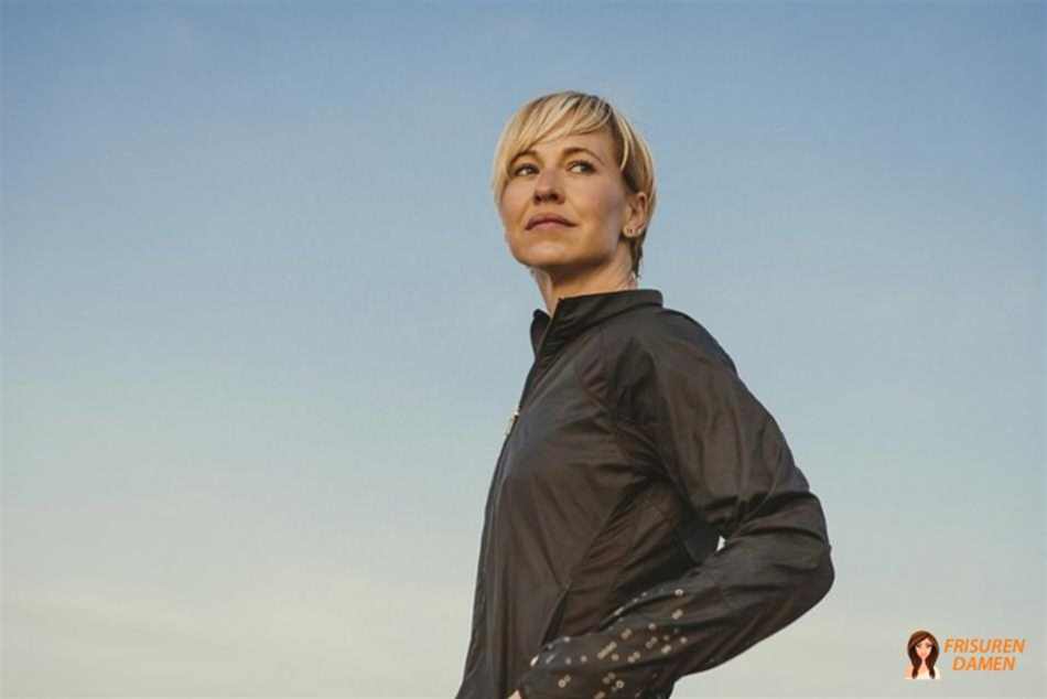 Kurzer blonder Bob – pflegeleichte Frisur