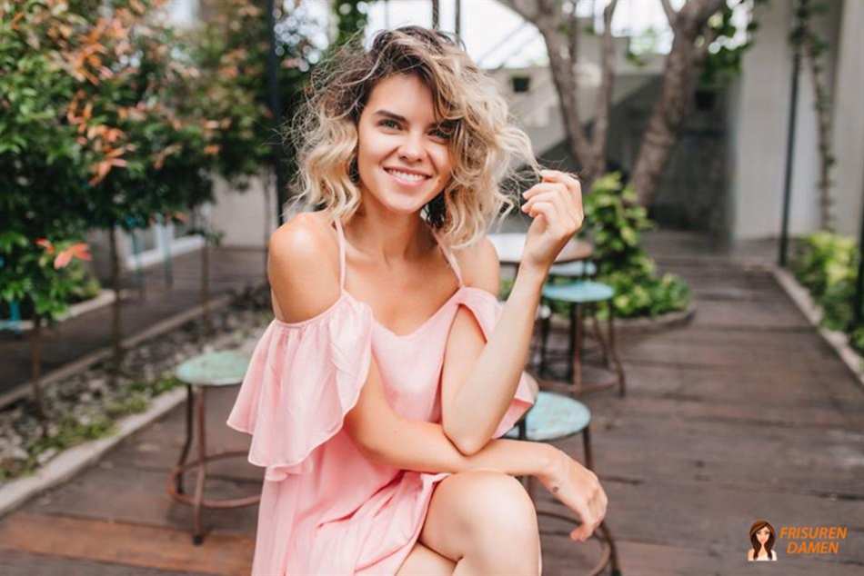 Kurzer lockiger Bob mit Highlights – strahlender Look für Frauen