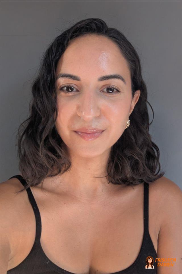 Lockiger Kurzhaarschnitt für Frauen mit Bob