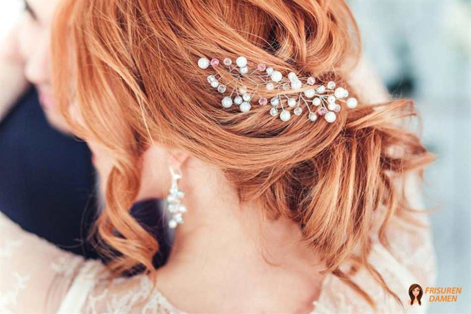 Lässige Hochsteckfrisur für Bräute