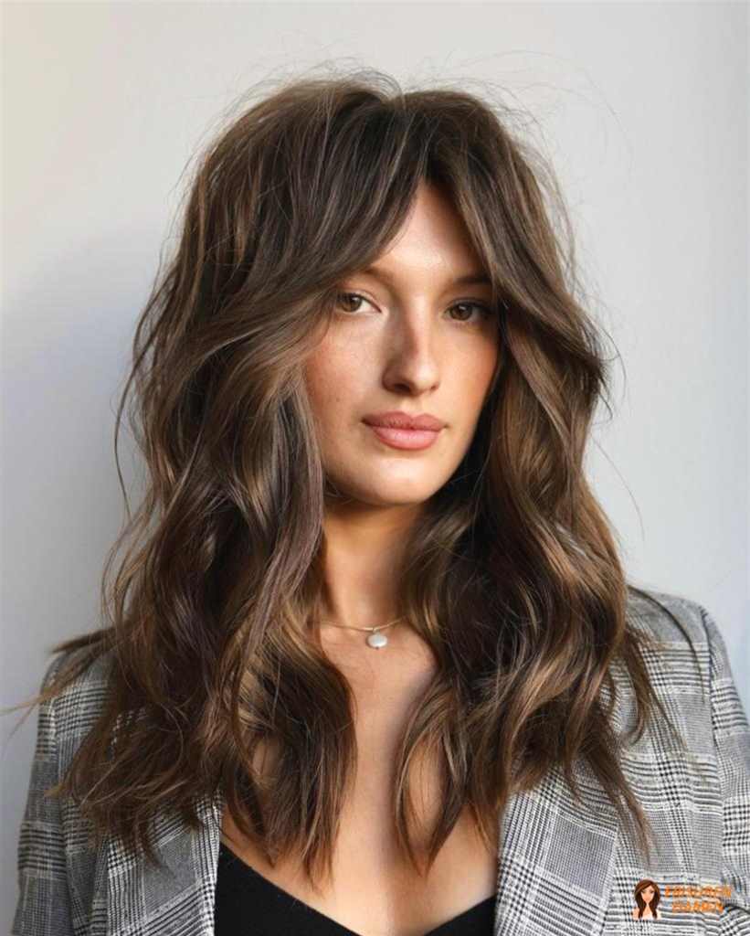 Lässige Wellenfrisur mit Curtain Bangs für Frauen im modernen Alltagsstil