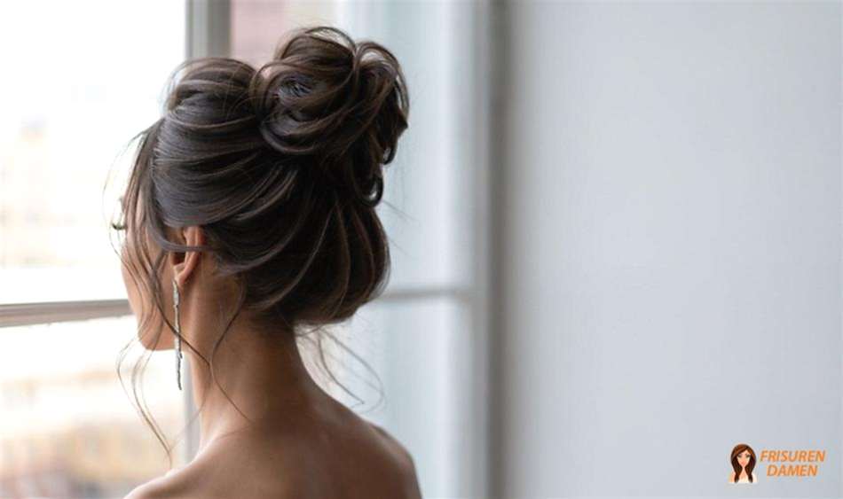 Lässiger Dutt – festliche Weihnachtsfrisur für Damen