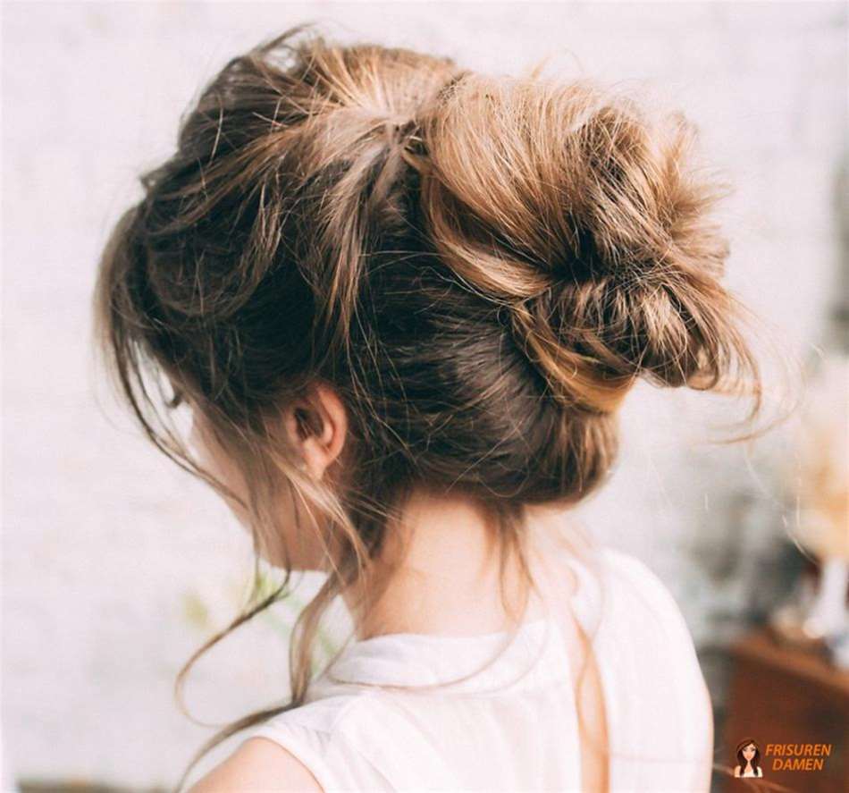 Lässiger Dutt mit Strähnen als Brautjungfernfrisur
