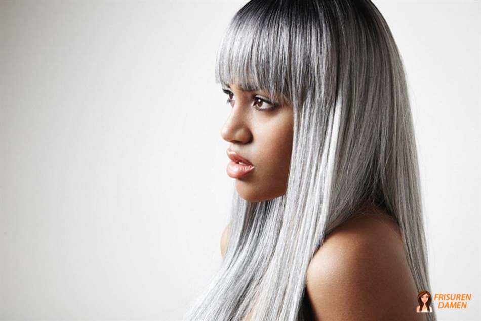 Langes graues Haar – elegante Bösewicht-Frisur