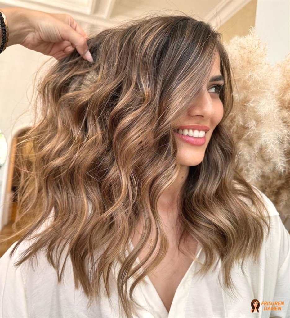 Lebendige Caramel-Reflexe auf braunem Haar
