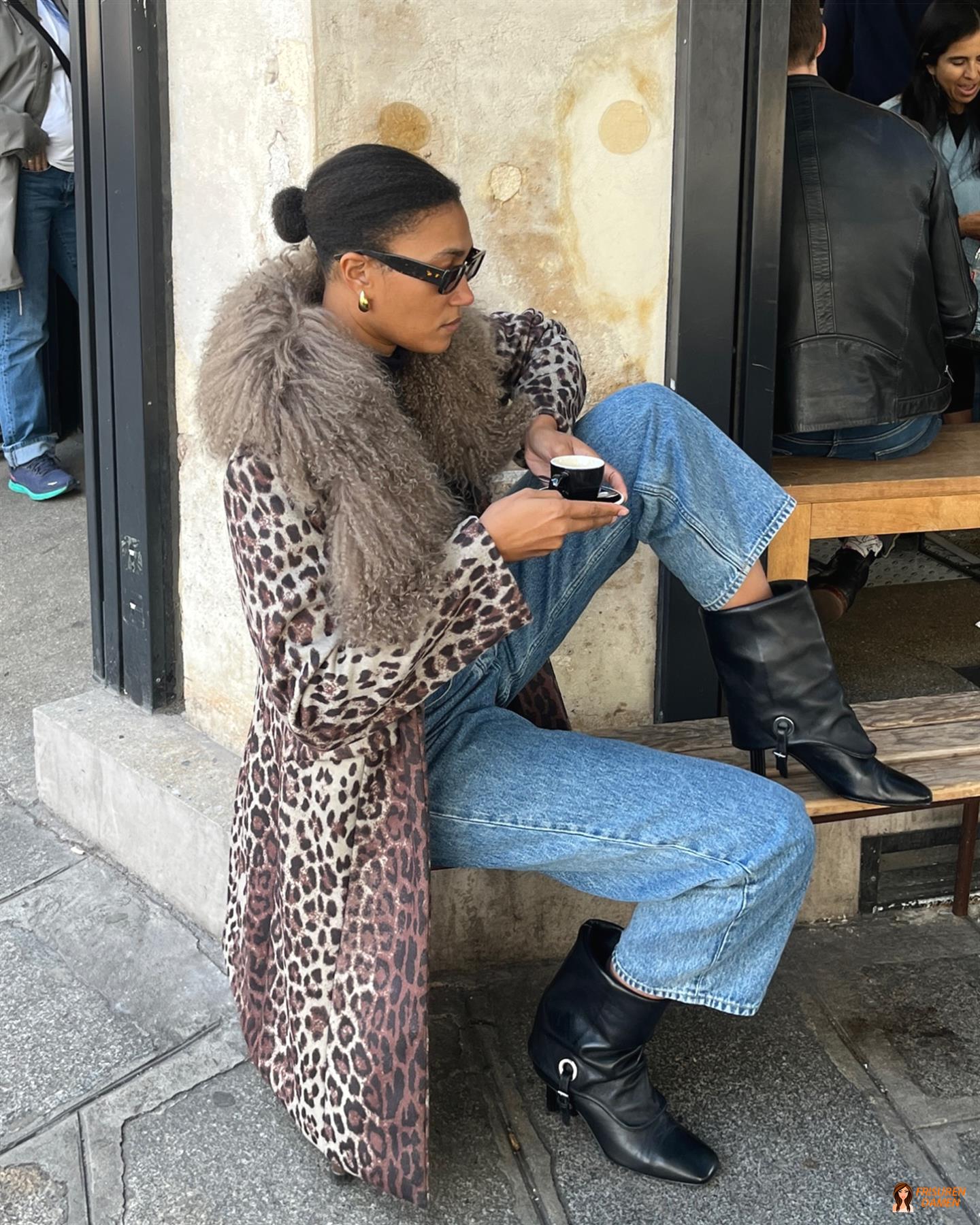 Tiefer Dutt mit lockerer Eleganz