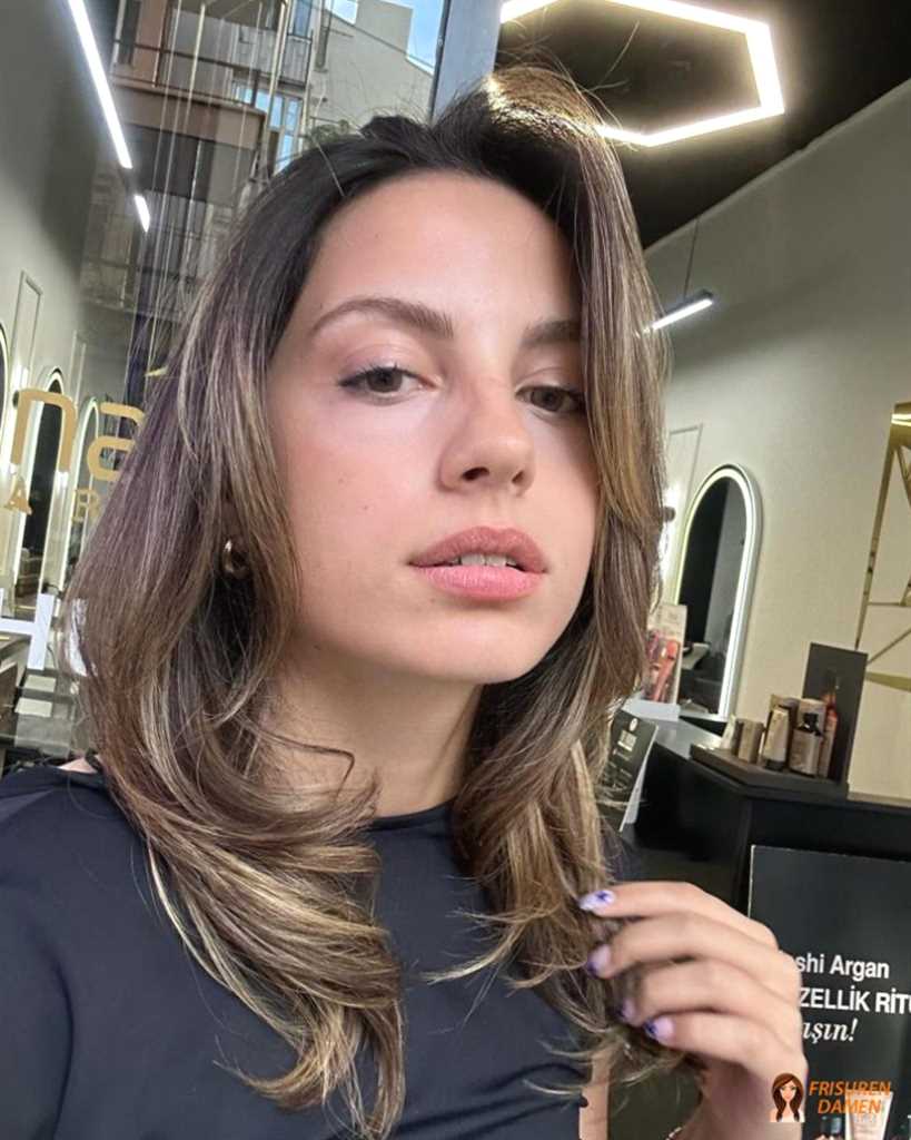 Lesen Sie auch: moderne Kurzfrisuren für Frauen, die Curtain Bangs ideal ergänzen