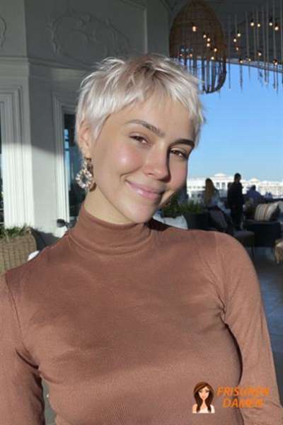 Lesen Sie auch – kurzhaarige Trendlooks 2026 für Frauen mit zerzauster Textur und frischem Styling