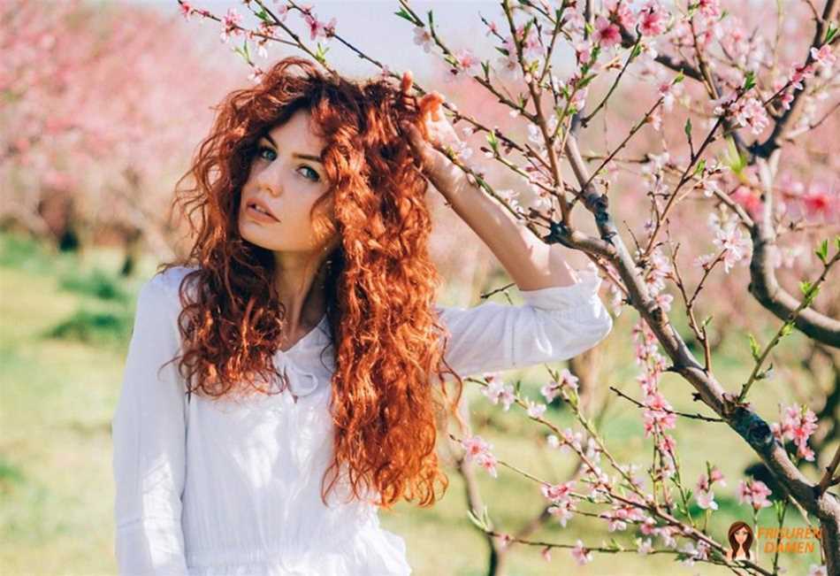 Leuchtend rotes Haar – dramatische Bösewicht-Frisur