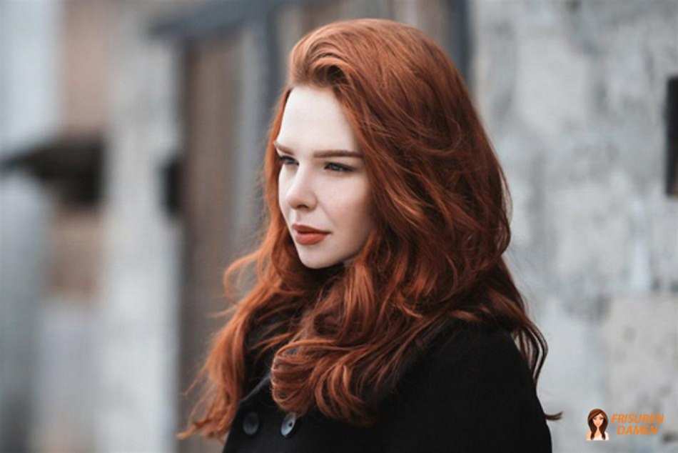 Leuchtendes kastanienbraunes Haar