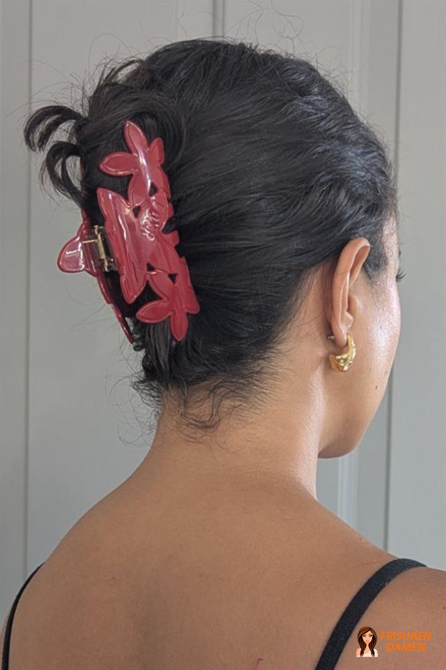 Lockiger Bob mit Haarspange für Frauen