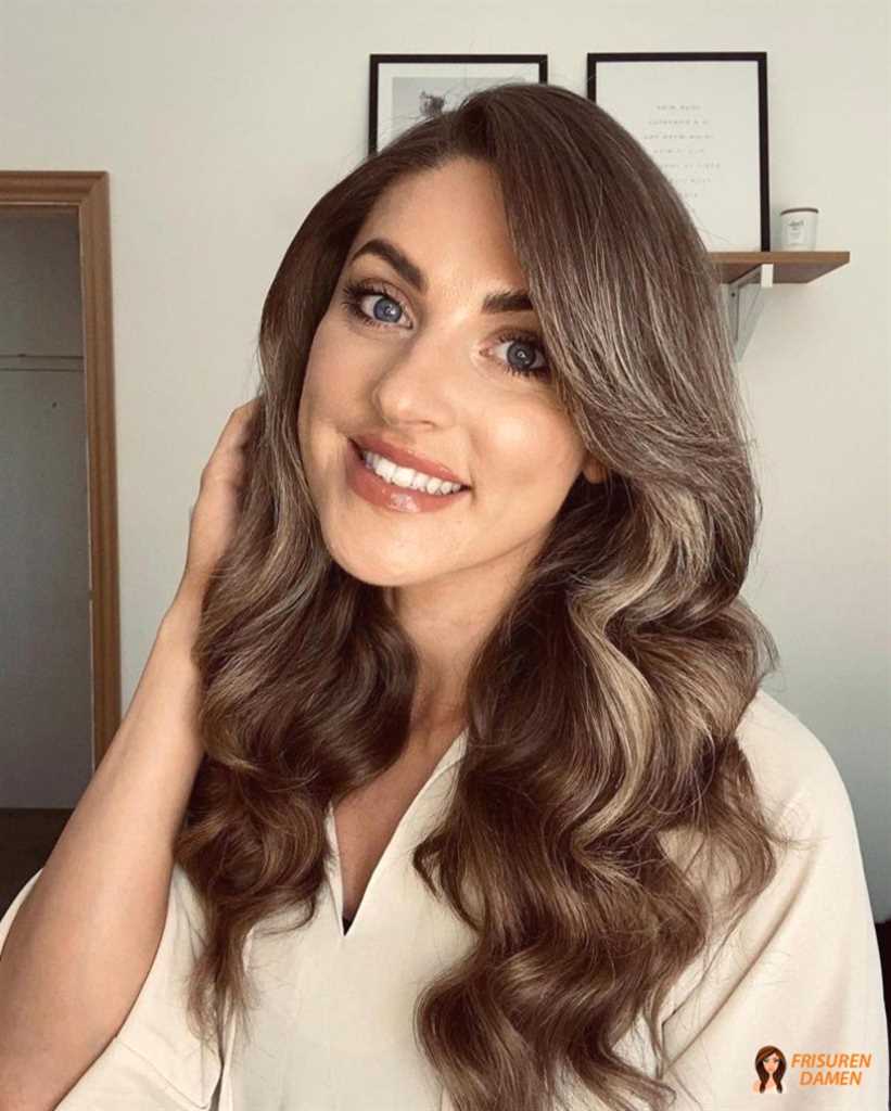 Glänzende Locken Frisur für feines Haar