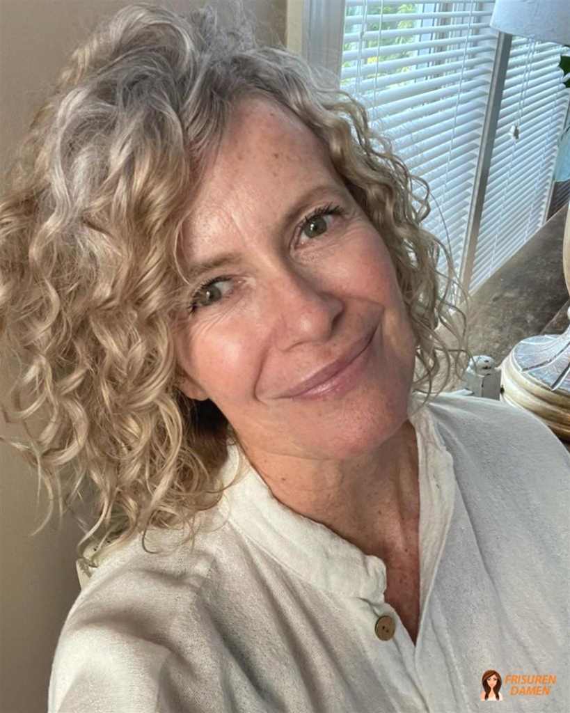 Lockenpracht – elegante Lockenfrisur für Frauen