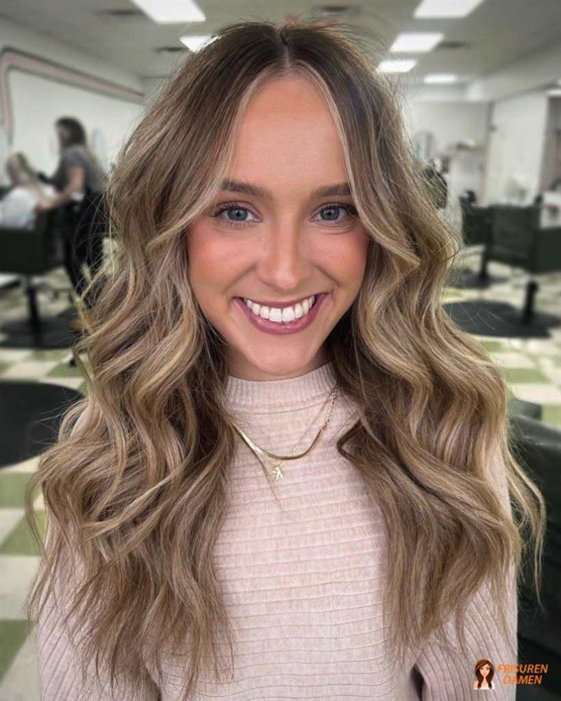 Lockige Frisur mit Curtain Bangs für Frauen, die Textur und weiche Konturen kombinieren möchten