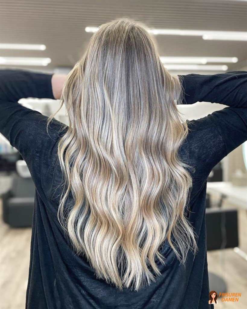 Lockenpracht mit kühlen Reflexen für Frauen, aschige Highlights mit Bewegung, Tiefe und natürlichem Glanz