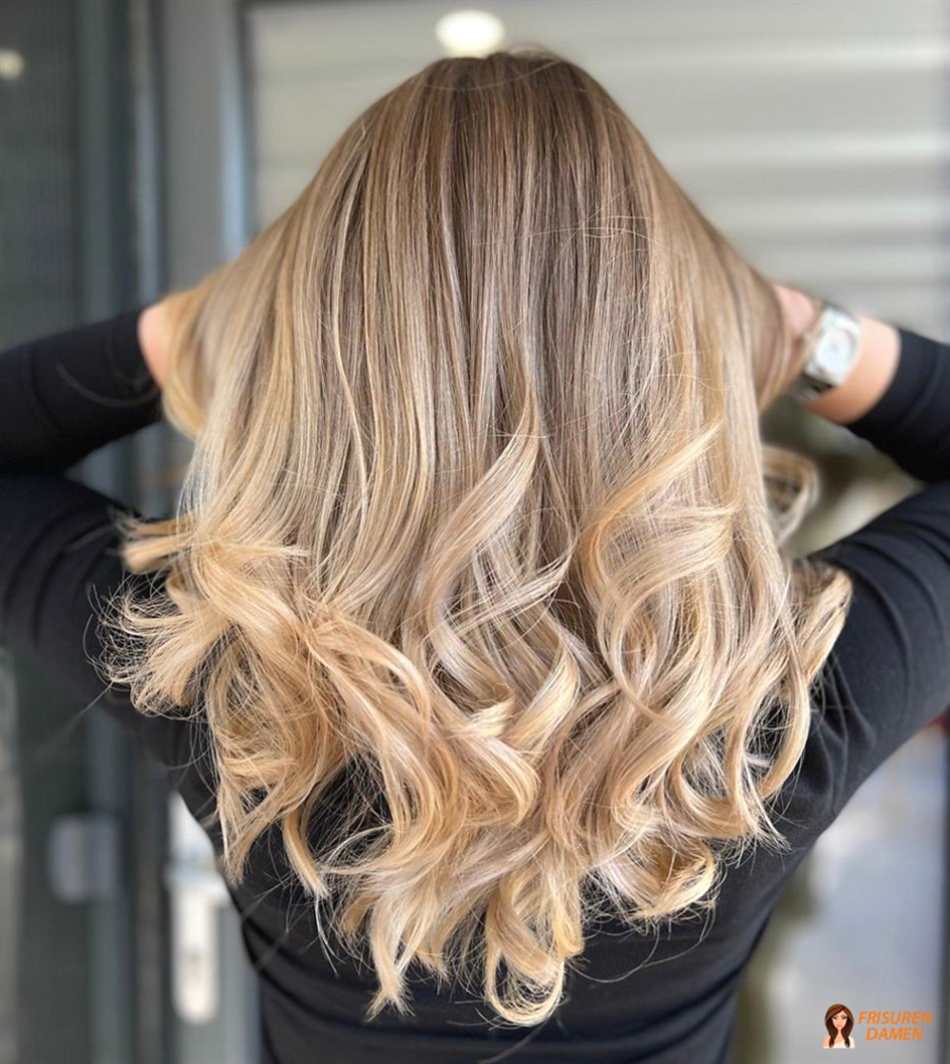 Strukturierte Locken für langes Haar bei Frauen