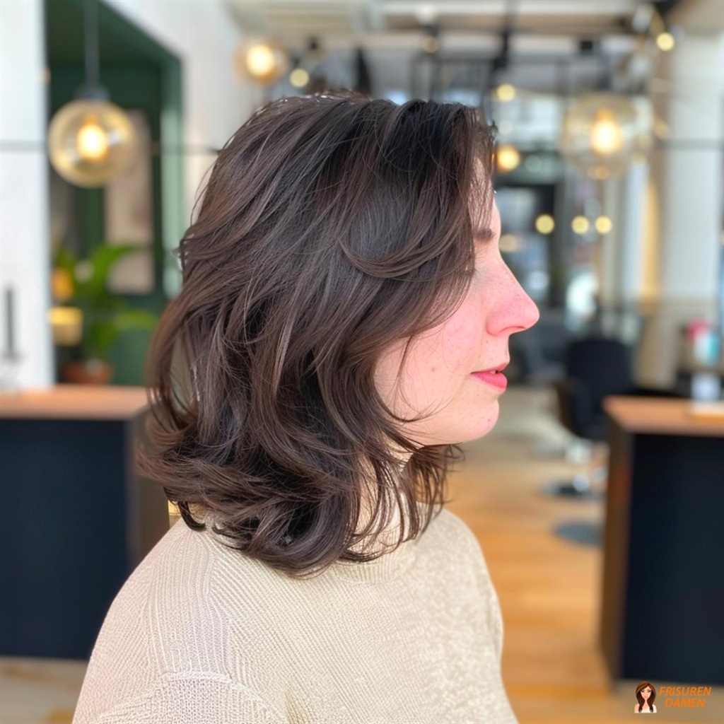 Braune Haarfarbe für Frauen mit lockeren Schichten, mehr Volumen und leichtem, modernen Effekt