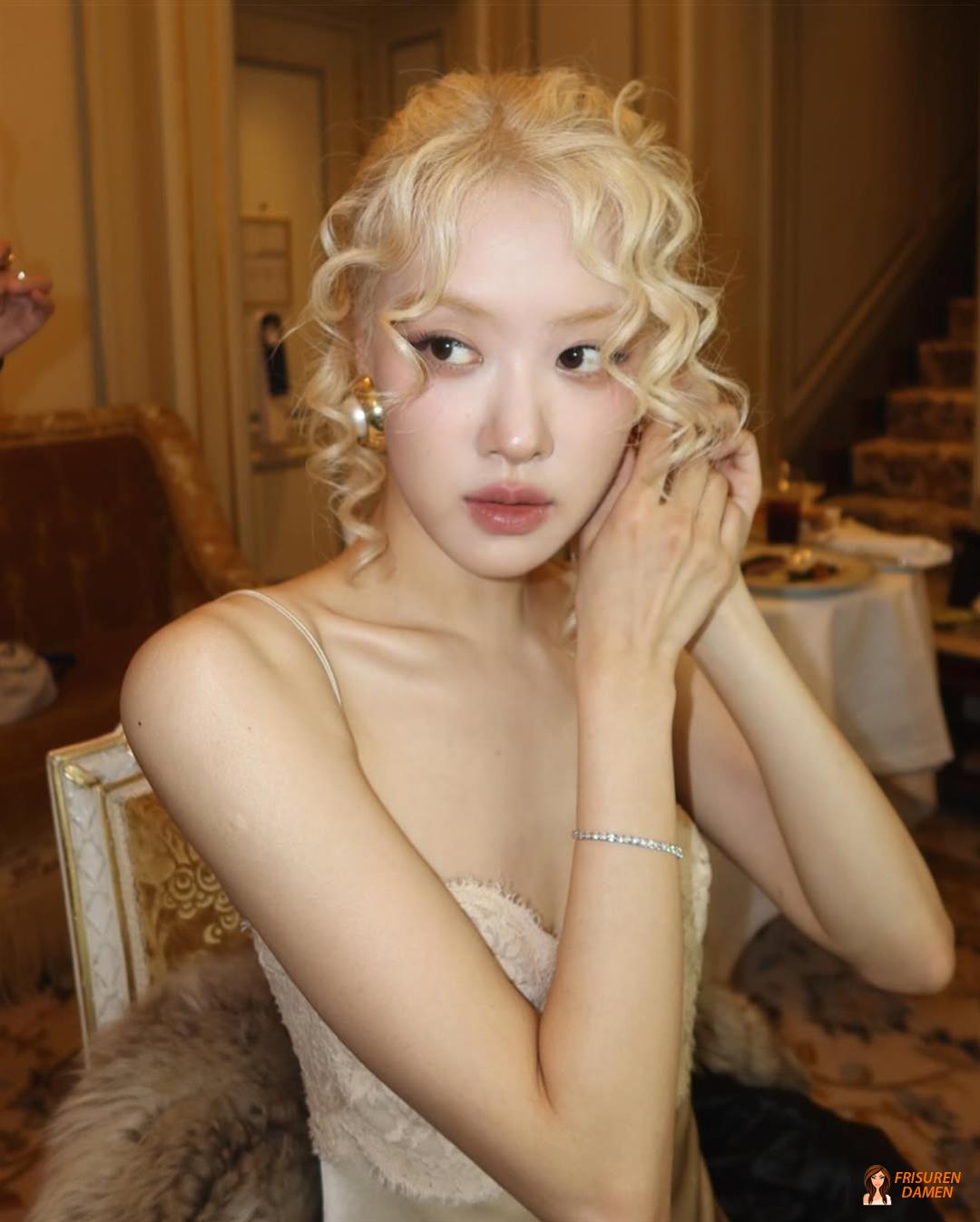 Lockige Curtain Bangs für Frauen