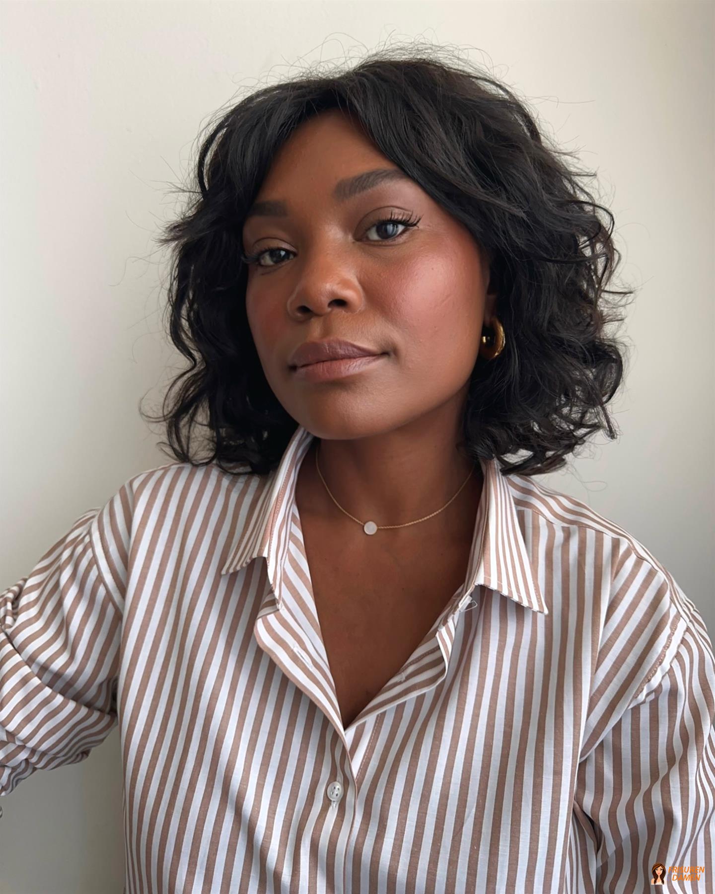 Lockiger und gewellter französischer Bob für Damen