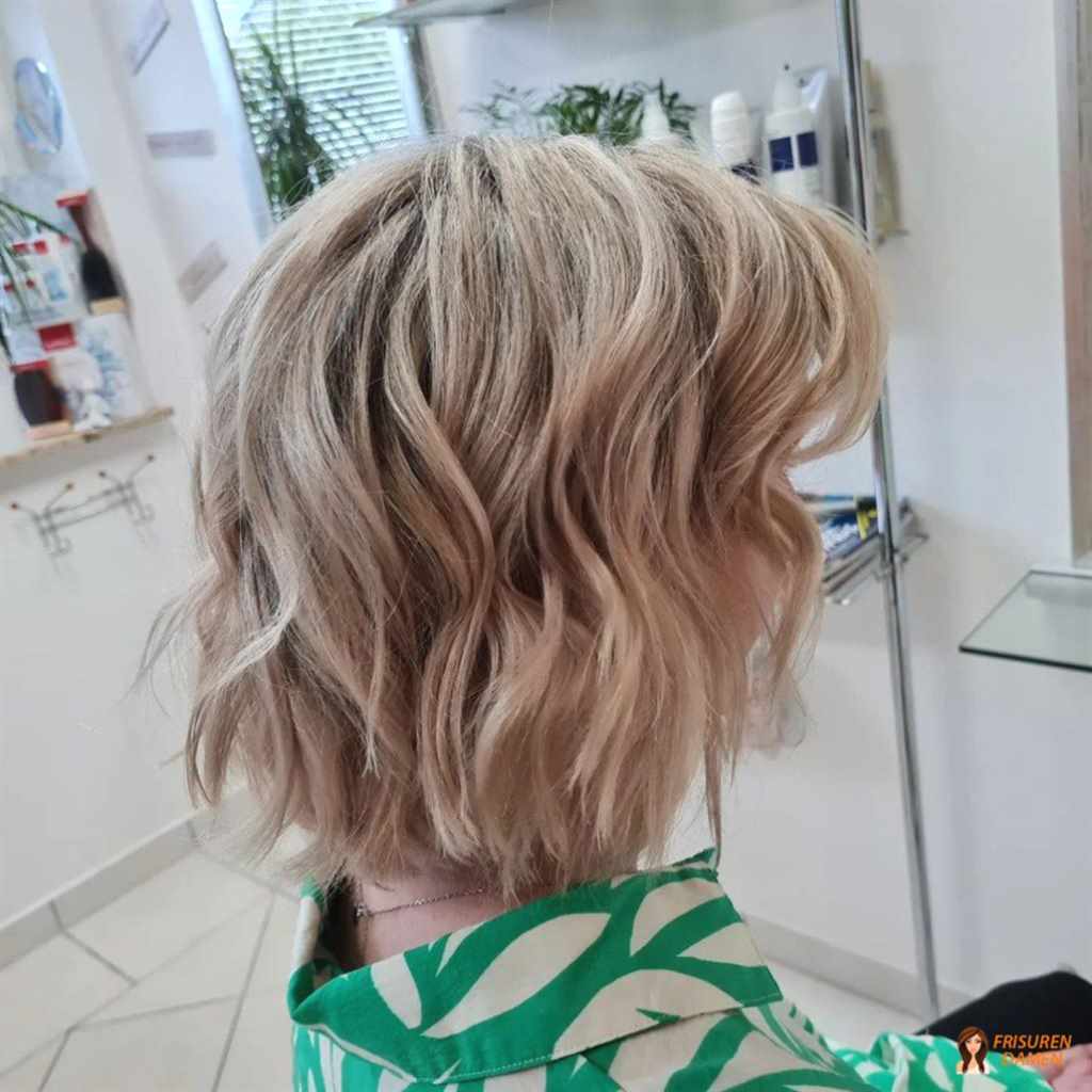 Lockiger Bob mit coolen Highlights für Frauen, kühle Blondsträhnen mit Struktur und modernem Finish